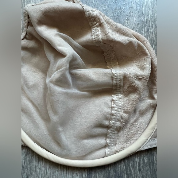 Vtg Olga Shiny Nude Satin Floral Underwire Unpadded Second Skin Bra 33545 38DD - Picture 4 of 7